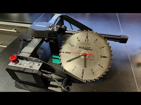 Une horloge lame de scie gravée au laser avec l'AtomStack P9 M50